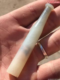 老和田玉烟嘴,脖上有道石棉线不是硬伤裂,底有细沁纹线,整体还不错,品
